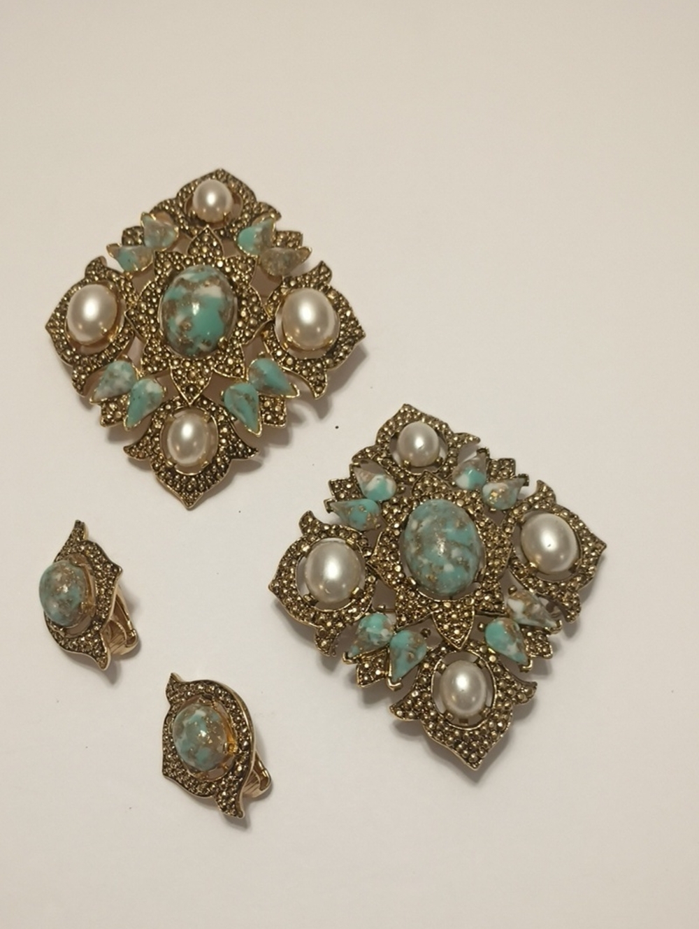 Sarah Coventry Gold-Tone Faux Turquoise and Pearl Brooch Set